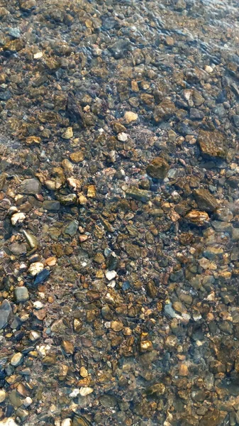 Крупним планом вид з гладких круглих каменів гальки на пляжі . — стокове фото