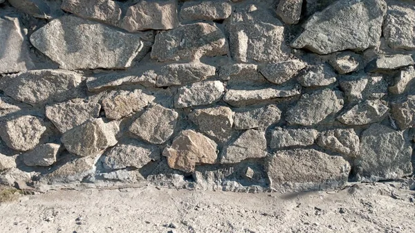 石墙质感背景 灰色石材侧边与不同大小的石头 石墙的一部分 背景或质地 石墙的结构 — 图库照片