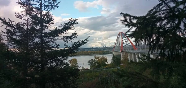 Красная арка кабельного подвесного моста через широкую реку Оби. Новосибирск, Россия. — стоковое фото