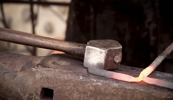 Oude Roestige Metalen Hamer Een Houten Ondergrond — Stockfoto