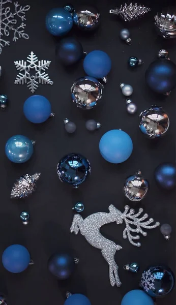 Dekorasyon oyuncakları Noel ağacı. Noel ağacı bayram için süslenmiş. Noel süsleri ve ışıklarıyla süslenmiş Firavun, kış tatili arka planında