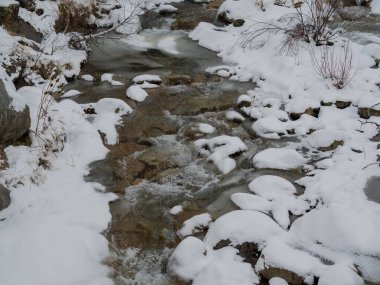 Kışın mavi ve beyaz renkli buzlu donmuş bir şelale. Kış arkaplanı.