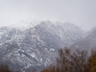 Karlı ve bulutlu dağ manzarası