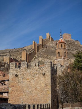 Eski kasaba duvarları ve hindinin içindeki rhodes kalesi.