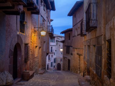 Albarracn, Teruel vilayetinin nüfusu gece görüldü.