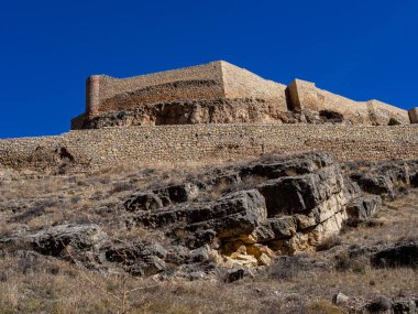 İspanya 'nın Aragon eyaletindeki Teruel ilinin ortaçağ şehri Albarracin' in manzarası. İspanya 'da bir ortaçağ kasabası, taş evler, duvarlar, kiliseler ve dar sokaklar.