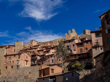 İspanya 'nın Aragon eyaletindeki Teruel ilinin ortaçağ şehri Albarracin' in manzarası. İspanya 'da bir ortaçağ kasabası, taş evler, duvarlar, kiliseler ve dar sokaklar.