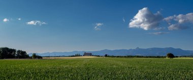 Aragon, İspanya 'daki Sierra de Guara. Vadiello rezervuarı Guara Doğal Parkı 'nda, Huesca ili, İspanya. - Evet. guara gün batımında guara sıradağları