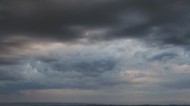 Kara gökyüzü ve yağmur bulutları