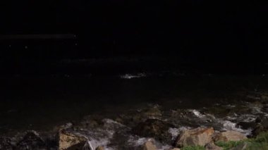 Dalgalar kıyıya vuruyor. Akşamları taşlı bir plaja yaklaşıyoruz.