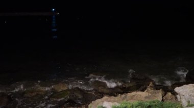 Dalgalar kıyıya vuruyor. Akşamları taşlı bir plaja yaklaşıyoruz.