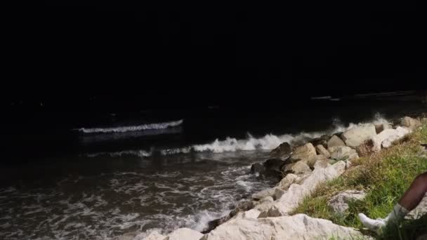 Волны Ломаются Берегу Крупный План Каменистого Пляжа Вечером — стоковое видео
