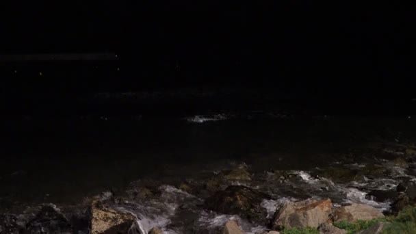 Ondas Rebentar Costa Fechar Uma Praia Pedregosa Noite — Vídeo de Stock