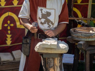 Oyma taş, zanaatkar, taş, sanat ve zanaat. Sanatçının elleri çekiç ve çember ile mermer yontuyor.