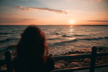 Gdansk 'ta günbatımı. Bir yaz akşamı deniz kıyısında. Baltık Denizi 'nde dramatik deniz manzarası