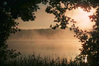 Gölde gün doğumu. Nehrin üzerinde gün doğumu. Kashubian Milleti Parkı Polonya 'da Sabah Manzarası.