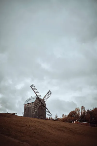 Launisches Foto Einer Klassischen Oldtimer Windmühle — Stockfoto