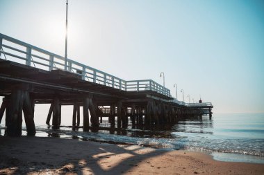 Polonya 'nın Sopot kentindeki Baltık Denizi' ndeki güzel ahşap iskele. Ünlü Molo Avrupa 'nın en uzun tahta iskelesi..