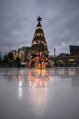 Buzdaki Noel ağacı yansıması. Şehirde kış tatili kavramı.