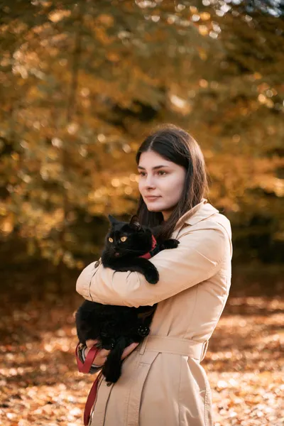 Schöne Mädchen Umarmt Ihre Katze Konzept Eines Wochenendes Auf Dem — Stockfoto