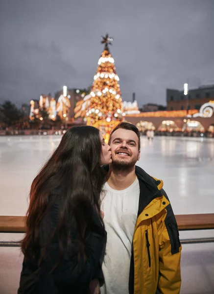 Junges Paar Winterpark Konzept Junge Familie Verbringt Winterurlaub Gemeinsam — Stockfoto