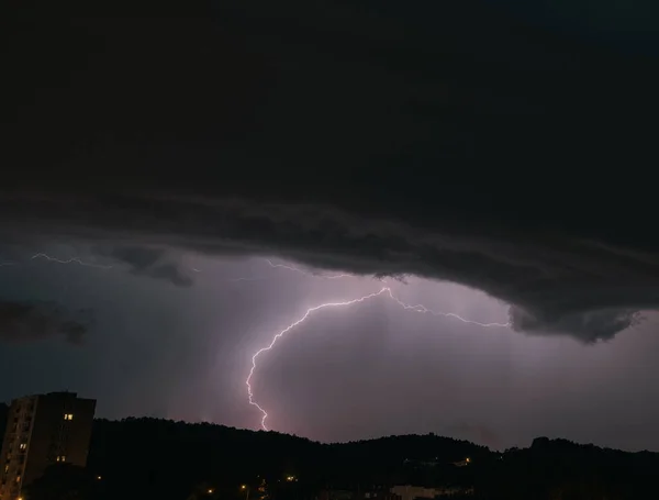 Mennydörgés Villámlás Éjszakai Város Felett — Stock Fotó