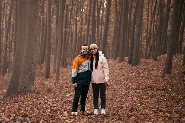 Mladý Pár Podzimním Lese Muži Ženy Vztahu Mají Skvělý Čas — Stock fotografie