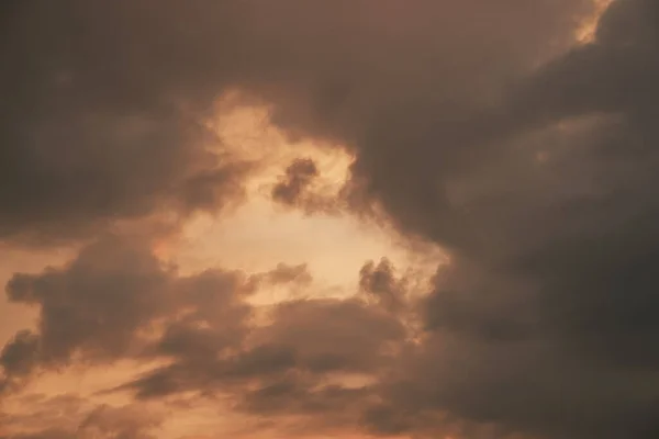 Gün Batımında Gökyüzü Turuncu Güneş Işığıyla Dolu Yaz Gökyüzü — Stok fotoğraf