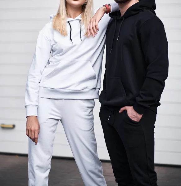 Paar Von Mann Und Frau Trägt Kapuzenpullover Kopieren Sie Space — Stockfoto