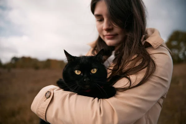 Schöne Mädchen Umarmt Ihre Katze Konzept Eines Wochenendes Auf Dem — Stockfoto