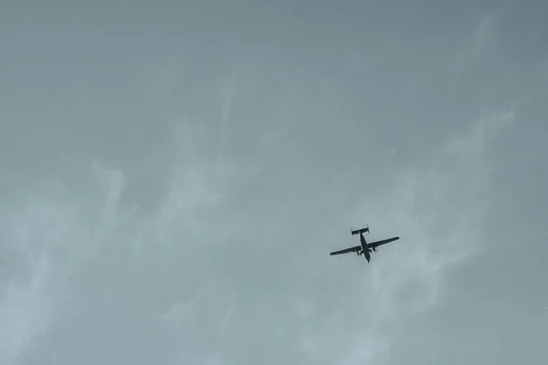 Silhouette Piccolo Aereo Che Vola Cielo Limpido Aereo Isolato Nei — Foto Stock