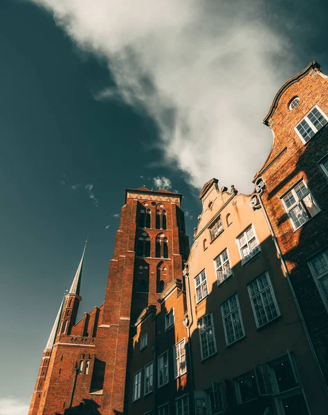 Gdansk 'ın eski kasabasının düşük açılı görüntüsü. Orta Avrupa 'da seyahat hedefi kavramı