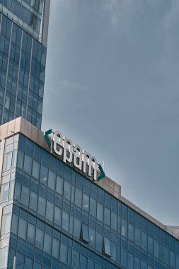 Gdansk, Polonya 'daki 23.12.2021 Epam ofisi. Belarus Epam 'dan IT' nin önde gelen şirketinin logosu merkezlerden birinde.