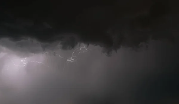 夜の激しい雷雨 雷による気象警報 — ストック写真