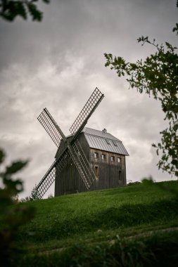 Kashubian Ulusal Parkı 'nda karamsar bir günde yel değirmeni. Wiatrak, Reboshevo Polonya 'da.