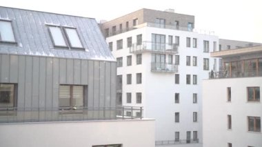 Konut kompleksine yağan karın yavaş çekim videosu. Kentsel alanda kış mevsimi. Önde kar yağışı modern apartman sahasında.
