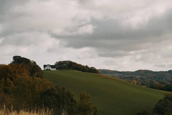 Stimmungsvolle Landschaft Mit Einem Einzigen Haus Auf Dem Feld Konzept — Stockfoto
