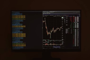 Ekonomik göstergeler ve grafikler arka planda saat ve grafik ile. Mali risk yönetimi ve ön ödeme oranı kavramı. İş fikri ya da yatırım tasarımı için uygun. Soyut finansal grafik.