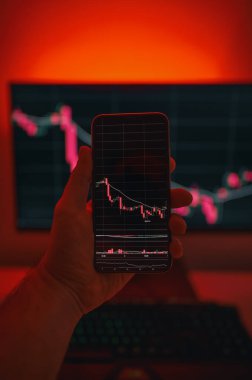 Bilgisayar ekranında bitcoin grafiği var. Çevrimiçi ticaret. Şifreli döviz kuru kırmızı zemin ile düşerken çevrimiçi ticaret kavramı. Sanal para birimi borsası.