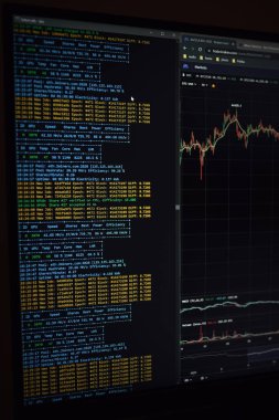 Bilgisayar ekranında Ethereum Kripto para birimi programı çıkartılıyor. Kripto madencisiyle bilgisayar görüntüsü. Şifreli şamdanlarla maden çıkarma işlemi. Seçici odak.