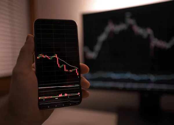 Affärsman Kontrollera Aktiemarknaden Data Med Hjälp Smartphone Telefon Begreppet Analys — Stockfoto