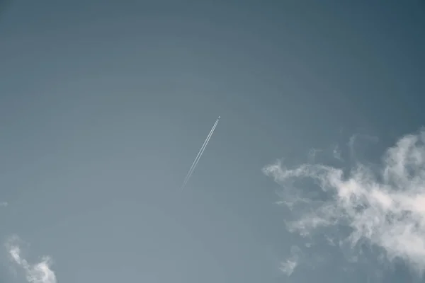 Gökyüzünde Bırakan Uçaklar Modern Jet Gökyüzünde Yükseldikten Sonra Çapraz Buhar — Stok fotoğraf