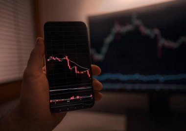 Ekonomik göstergeler ve grafikler arka planda saat ve grafik ile. Mali risk yönetimi ve ön ödeme oranı kavramı. İş fikri ya da yatırım tasarımı için uygun. Soyut finansal grafik.