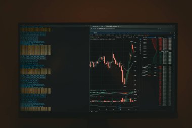 Bilgisayar ekranında Ethereum madencisi görünüyor. Kripto para madenciliği kavramı. Miner yazılımı arka planda çalışan ve geçerli şifreleme değişim oranlarını gösteren bir PC Monitörü.