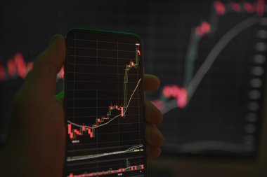 Ekonomik göstergeler ve grafikler arka planda saat ve grafik ile. Mali risk yönetimi ve ön ödeme oranı kavramı. İş fikri ya da yatırım tasarımı için uygun. Soyut finansal grafik.