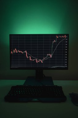 Şifreli şifreli telefon, şifreli para birimi mobil uygulaması. Bir adam bitcoin 'in fiyat tablosunu mobil uygulama kullanarak analiz eder. Kripto para ticareti konsepti..