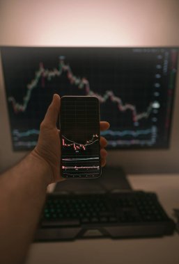 Şifreli şifreli telefon, şifreli para birimi mobil uygulaması. Bir adam bitcoin 'in fiyat tablosunu mobil uygulama kullanarak analiz eder. Kripto para ticareti konsepti..