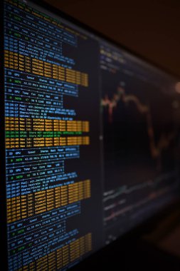 Bilgisayar ekranında Ethereum Kripto para birimi programı çıkartılıyor. Kripto madencisiyle bilgisayar görüntüsü. Şifreli şamdanlarla maden çıkarma işlemi. Seçici odak.