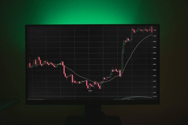 Şifreli şifreli telefon, şifreli para birimi mobil uygulaması. Bir adam bitcoin 'in fiyat tablosunu mobil uygulama kullanarak analiz eder. Kripto para ticareti konsepti..