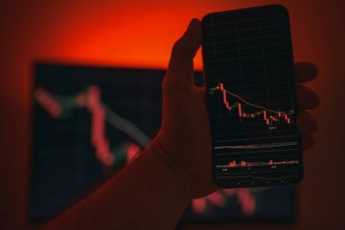 Bilgisayar ekranında bitcoin grafiği var. Çevrimiçi ticaret. Şifreli döviz kuru kırmızı zemin ile düşerken çevrimiçi ticaret kavramı. Sanal para birimi borsası.